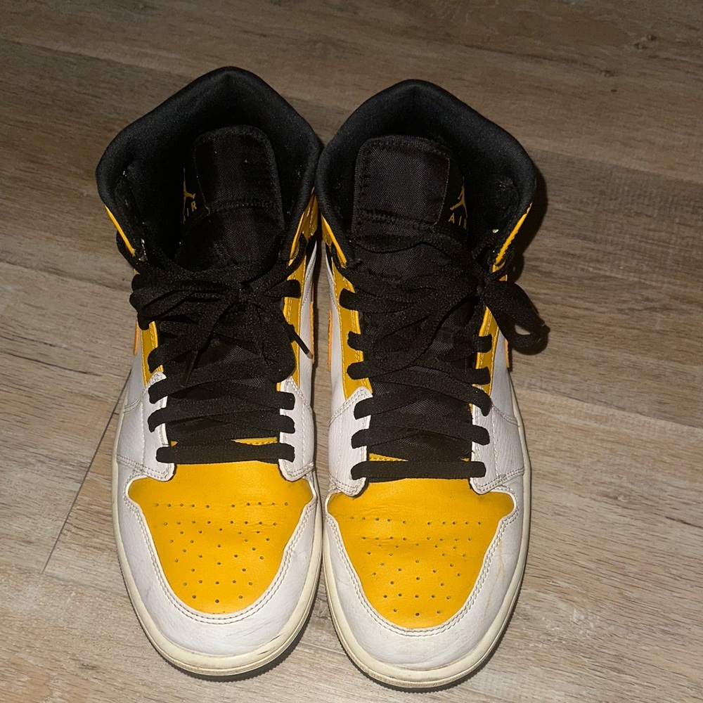 Nike Men's Black, Yellow, and White Sneakers